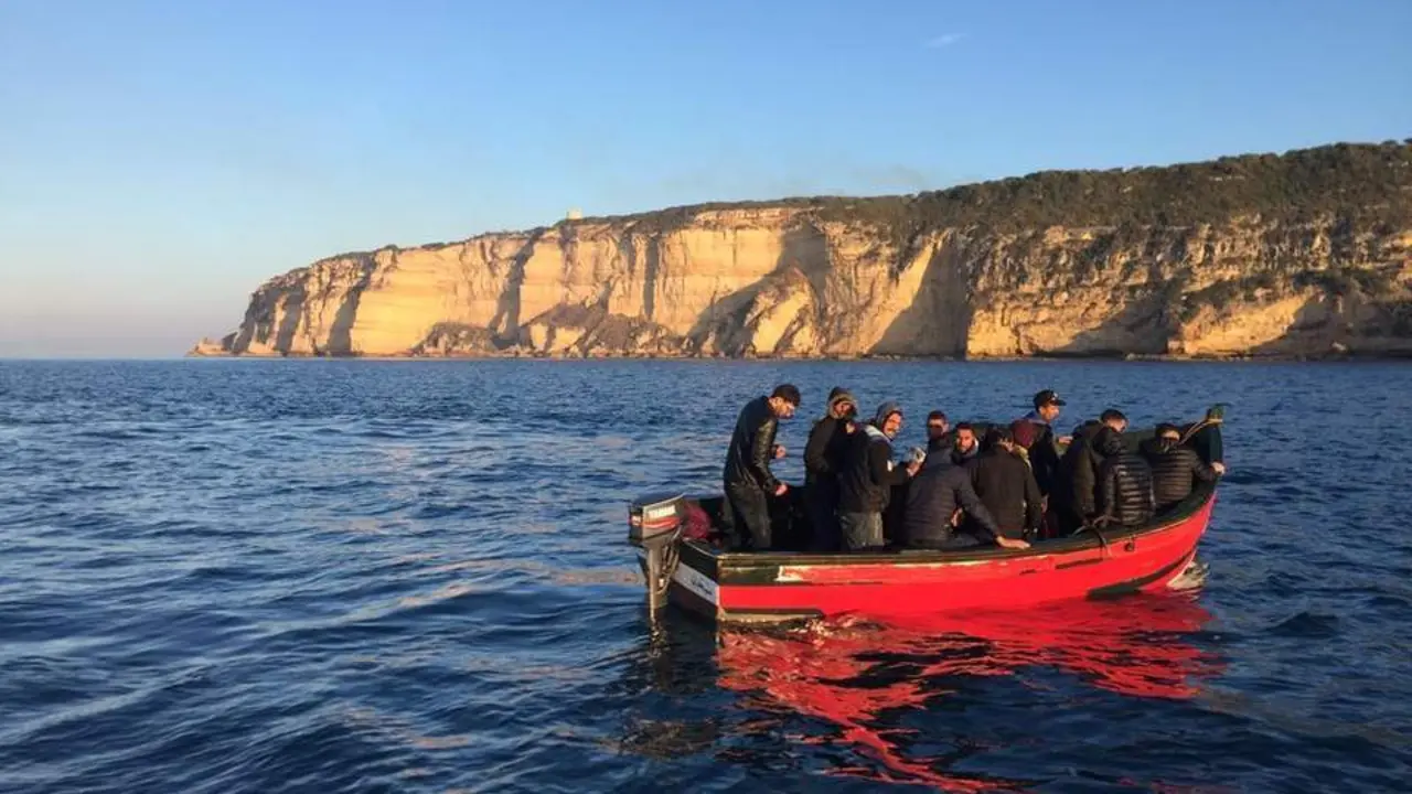 Patera frente a la costa de La Janda. - Protecci&oacute;n Civil