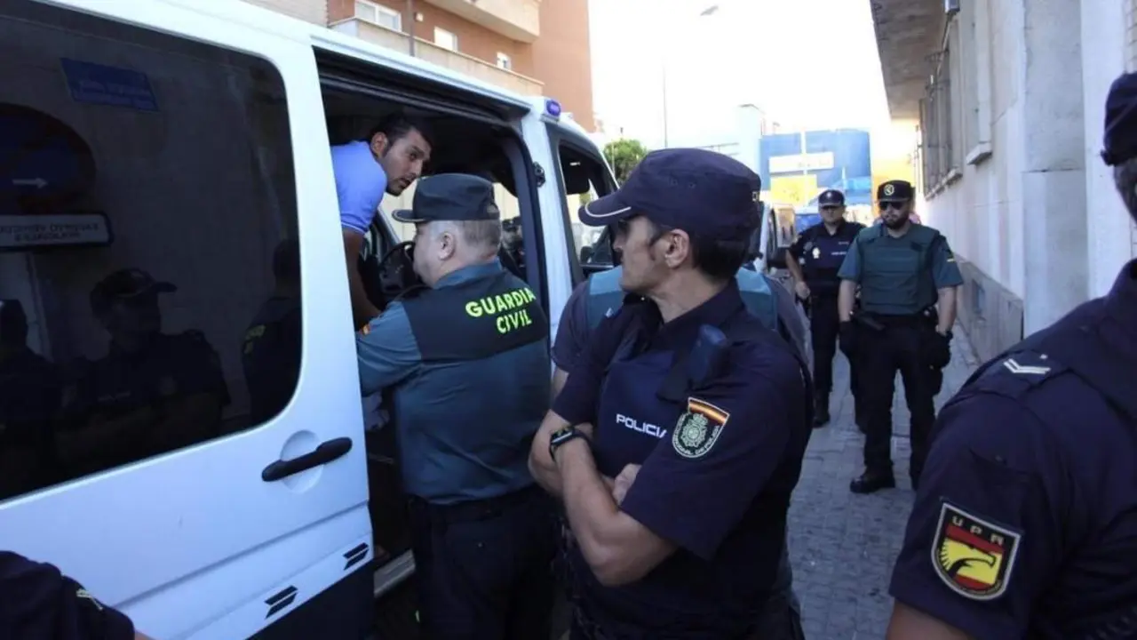 Los detenidos en Punta Umbr&iacute;a llegando a declarar. - EP
