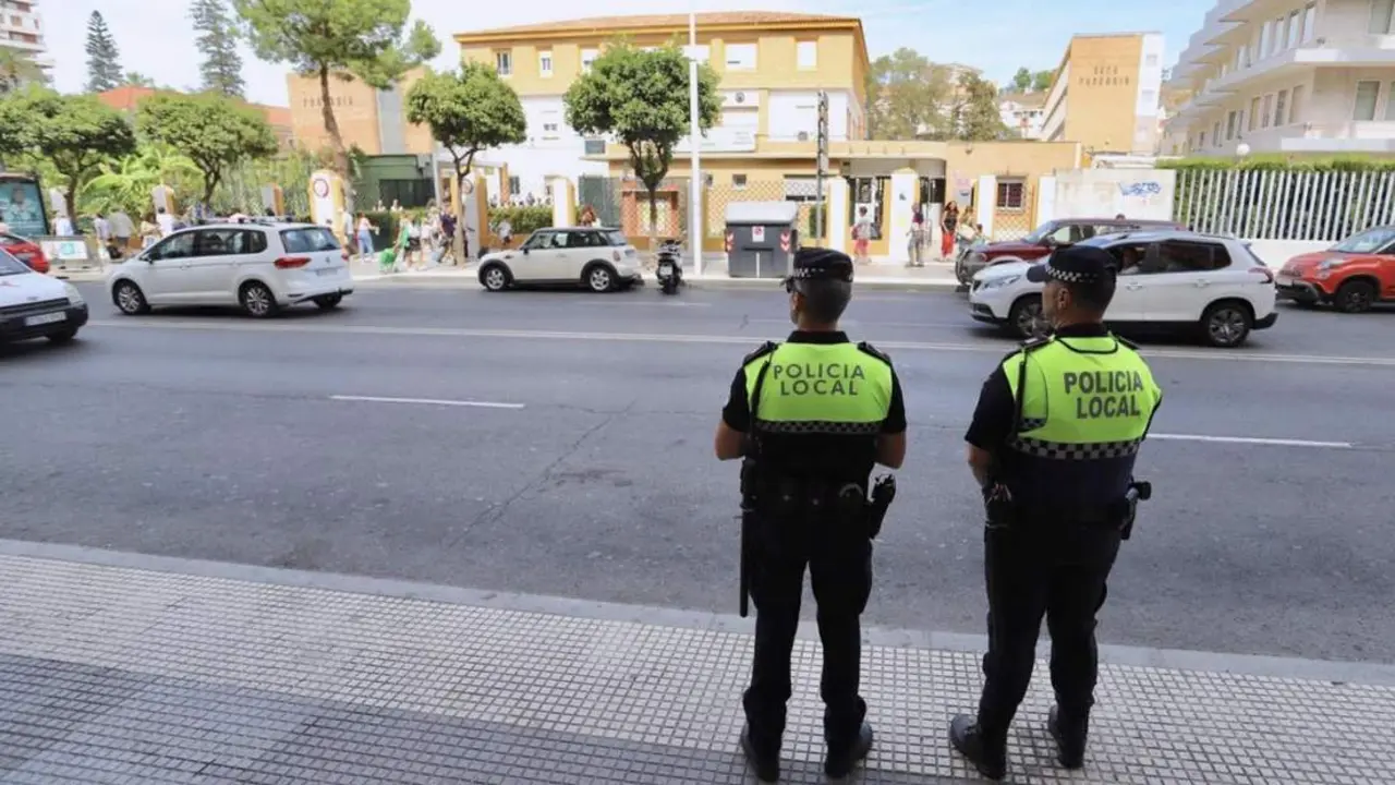Agentes de polic&iacute;a ante un colegio de Huelva. - VH