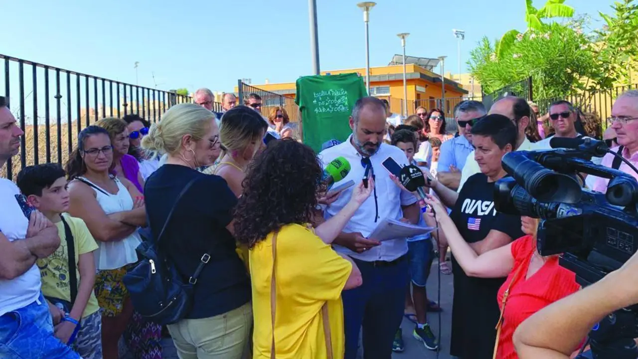 Jorge Gil, presidente del AMPA del colegio marbell&iacute;, atendi&oacute; a los medios. - JG