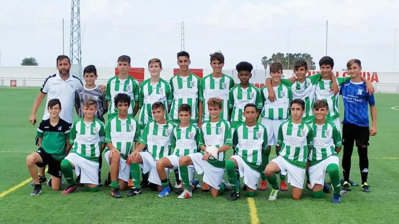 El equipo infantil A del Atl&eacute;tico Sanluque&ntilde;o antes del partido - A. I.