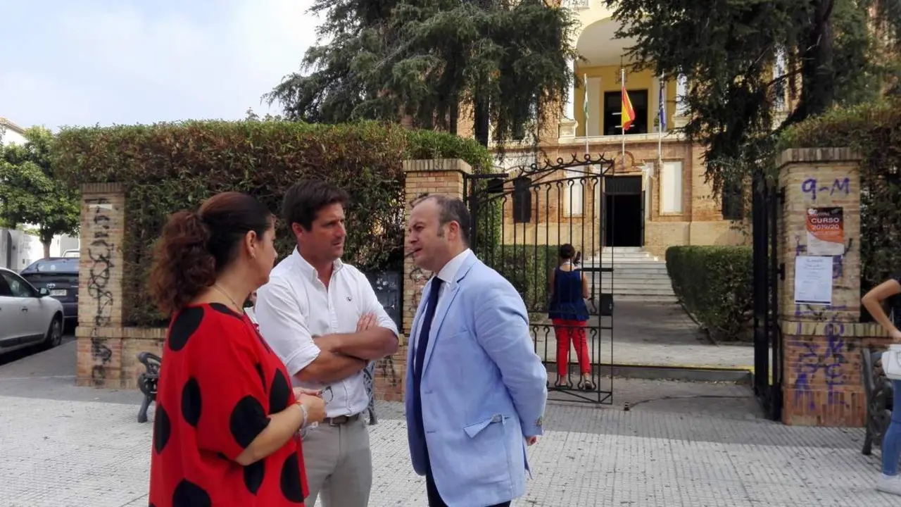 Noelia &Aacute;lvarez, Guillermo Garc&iacute;a de Longoria y Julio D&iacute;az, ante el IES La R&aacute;bida. - CARMEN BARAHONA