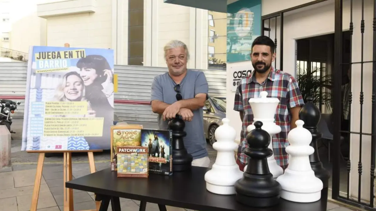 El edil de Juventud, David Tejeiro, y el responsable de Jake Make, V&iacute;ctor Guti&eacute;rrez. - ROHU