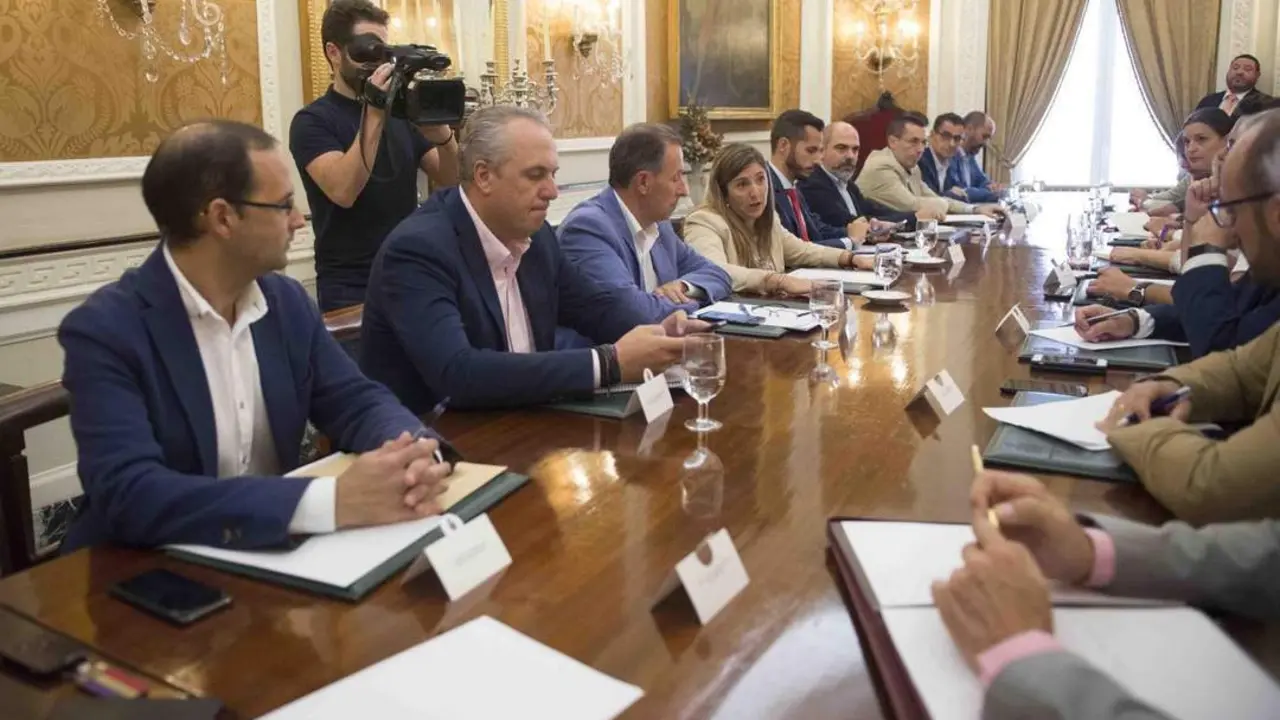 V&iacute;ctor Mora, en el consejo de alcaldes en el que se ha dado cuenta del Plan Invierte. - Informaci&oacute;n.
