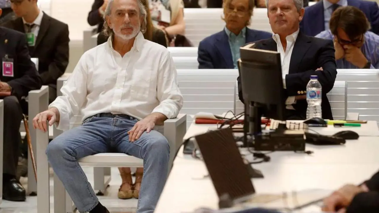 El cabecilla de la trama G&uuml;rtel, Francisco Correa, y su n&uacute;mero dos, Pablo Crespo, en el juicio - Efe