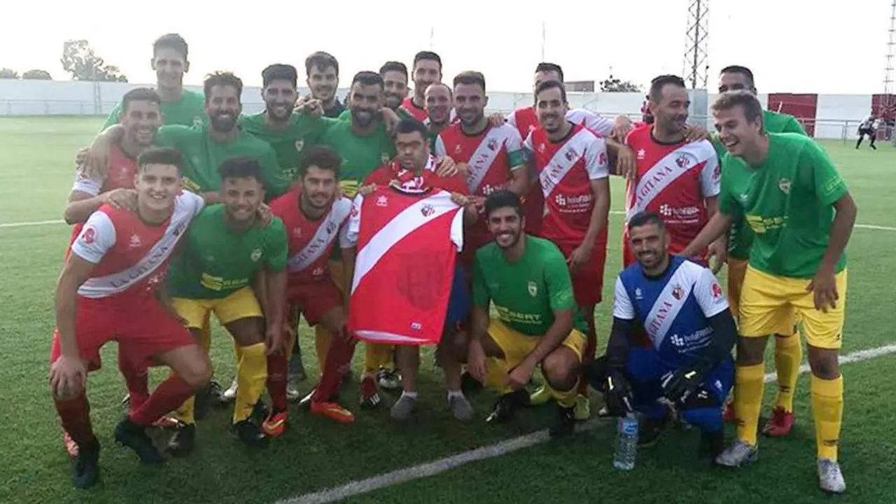 La UD Algaida y el Racing Portuense posan juntos con Kiko, componente de Ratones Coloraos - A. I.
