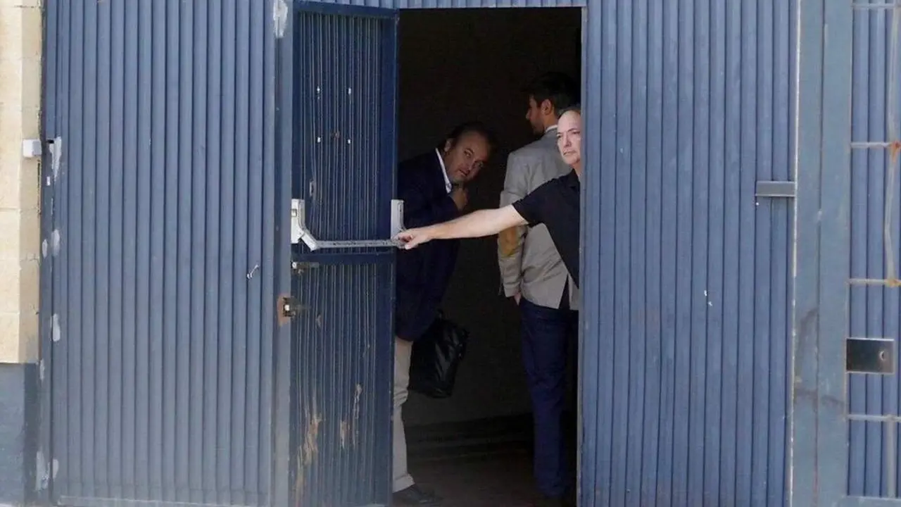 Los responsables de Magrudis, en la puerta de la empresa. - Efe