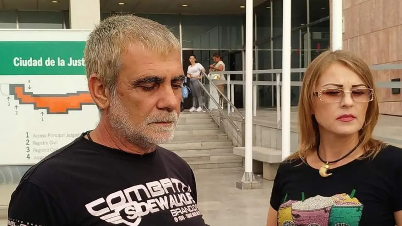 La expareja de Luc&iacute;a Garrido atiende a los medios antes de entrar en el juicio. - ep