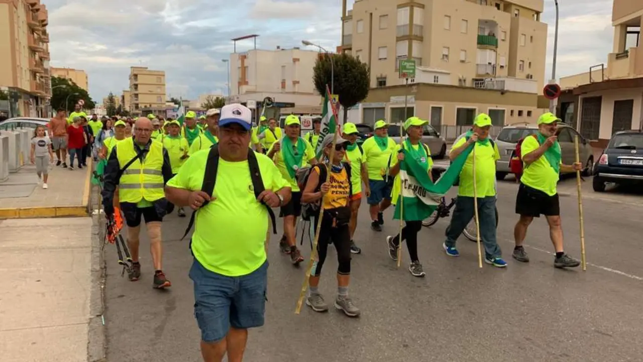 Los pensionistas al iniciar su marcha a pie en Rota - Viva Rota