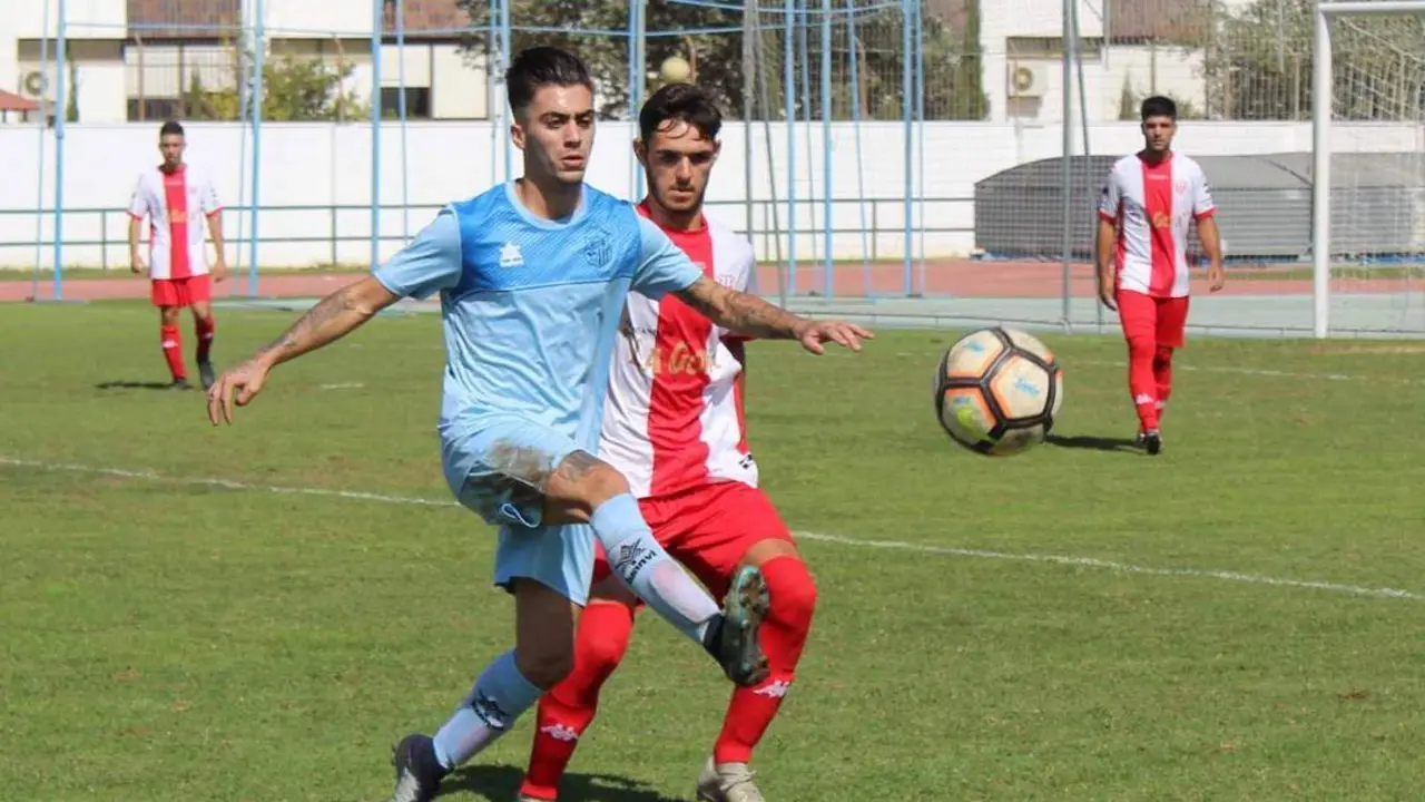 Cristian Tejero y Ra&uacute;l Gal&aacute;n pugnanpor controlar el bal&oacute;n - Ra&uacute;l J. Bustillos