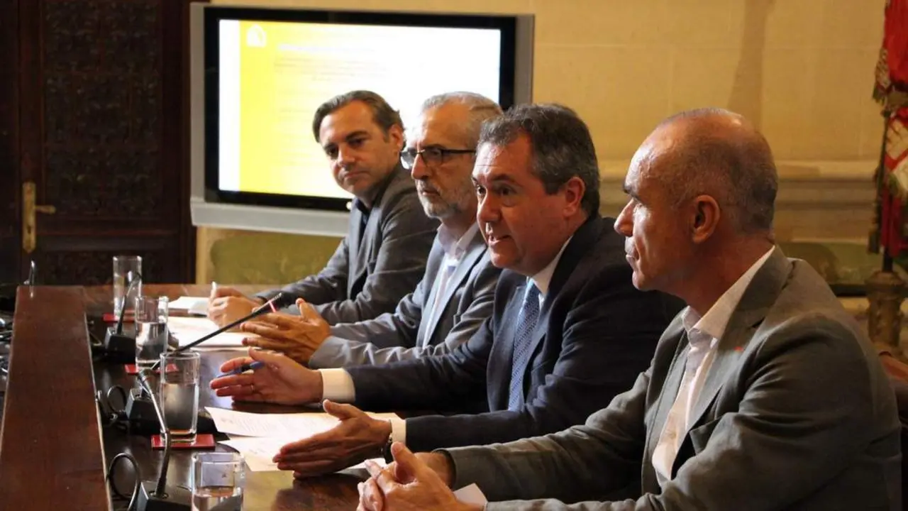 El alcalde Juan Espadas ha presentado las nuevas medidas de Emvisesa. - AYTO