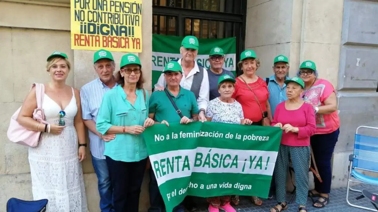 una concentraci&oacute;n de Renta B&aacute;sica frente a la Delegaci&oacute;n Territorial de Igualdad en M&aacute;laga. - Olmedilla