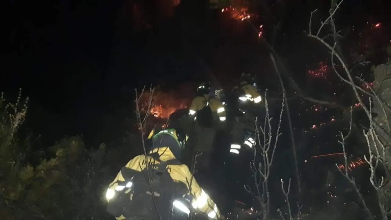 Infoca espera dar este mi&eacute;rcoles por controlado el incendio en Casares