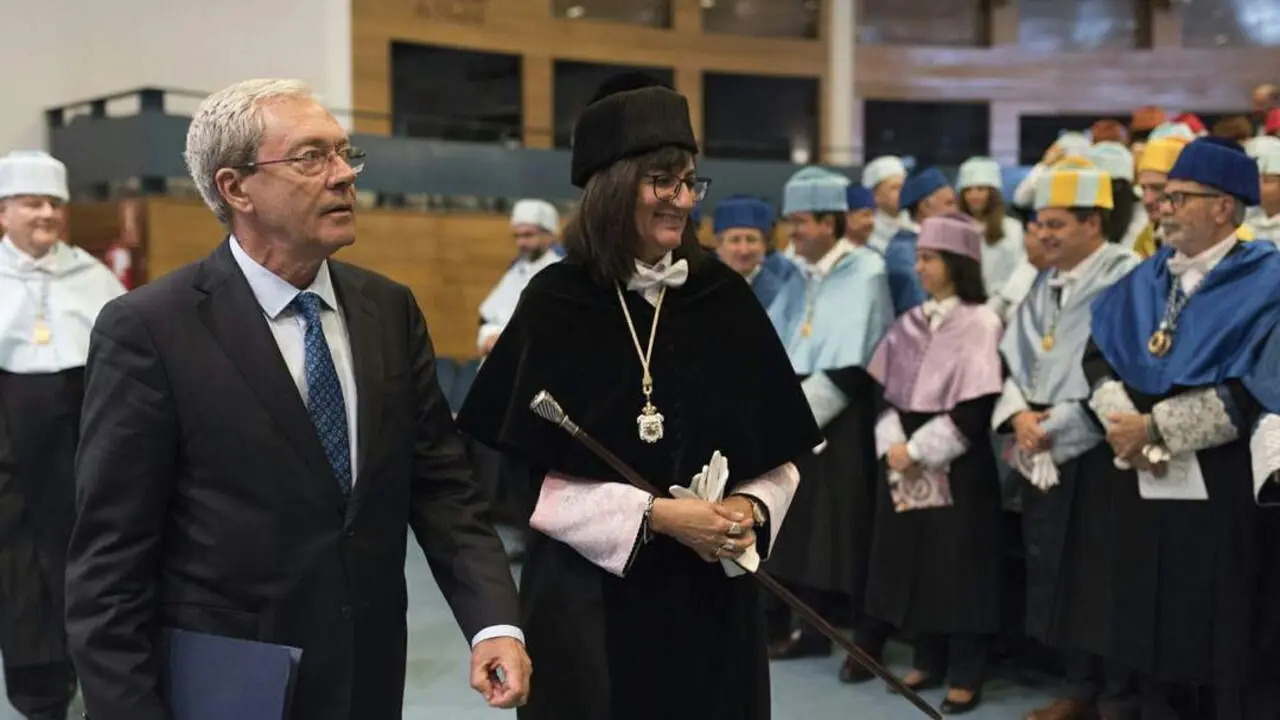 Rogelio Velasco y Mar&iacute;a Antonia Pe&ntilde;a en la apertura de curso de la UHU. - VH