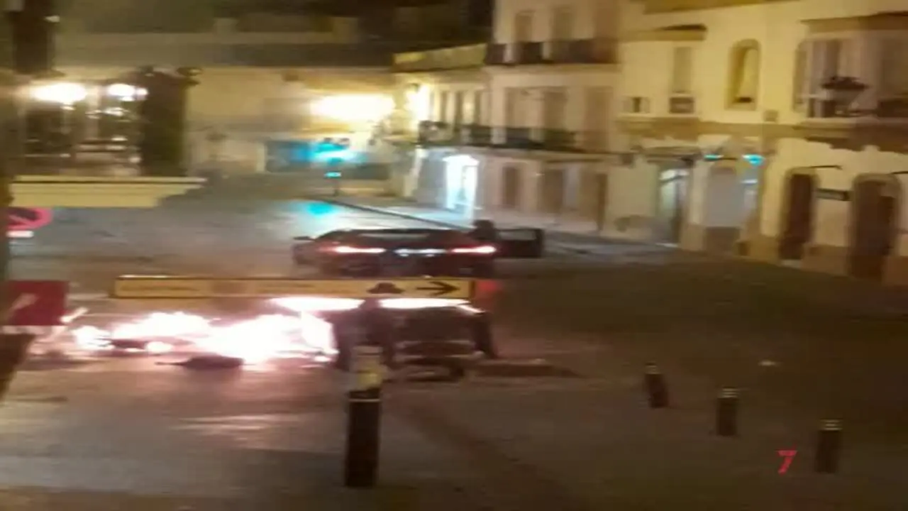 Detenido un pir&oacute;mano mientras quemaba contenedores en la calle Medina