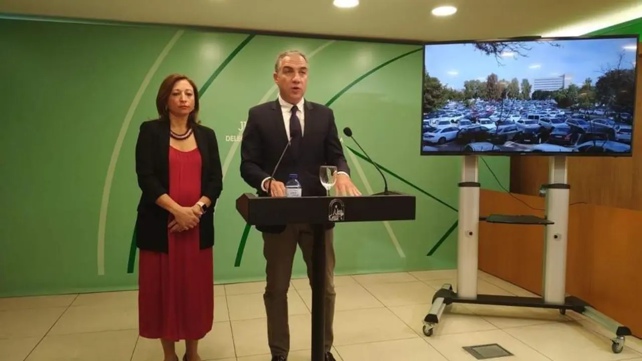 El&iacute;as Bendodo, consejero de Presidencia, junto a Patricia Navarro, delegada de la Junta en M&aacute;laga. - ep