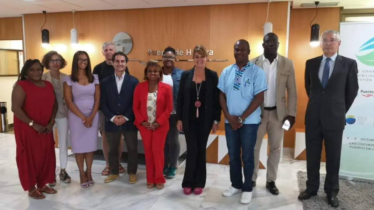 Visita de la delegaci&oacute;n de la red 'Hekima' al Puerto de Huelva. - VH