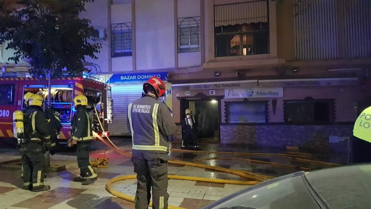 Una mujer hospitalizada y 7 atendidos al inhalar humo en un fuego