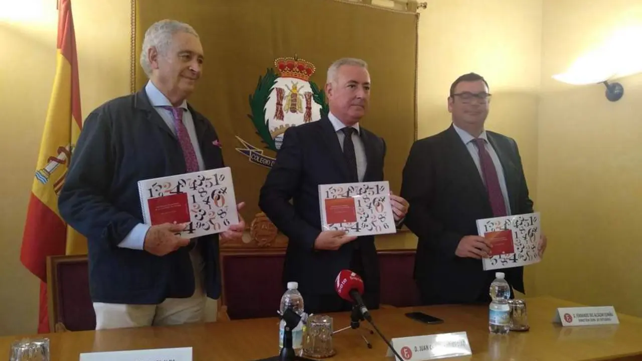 Pedraza, Robles y Alc&aacute;zar, del Colegio de Econom&iacute;stas de M&aacute;laga, en rueda de prensa. - ep