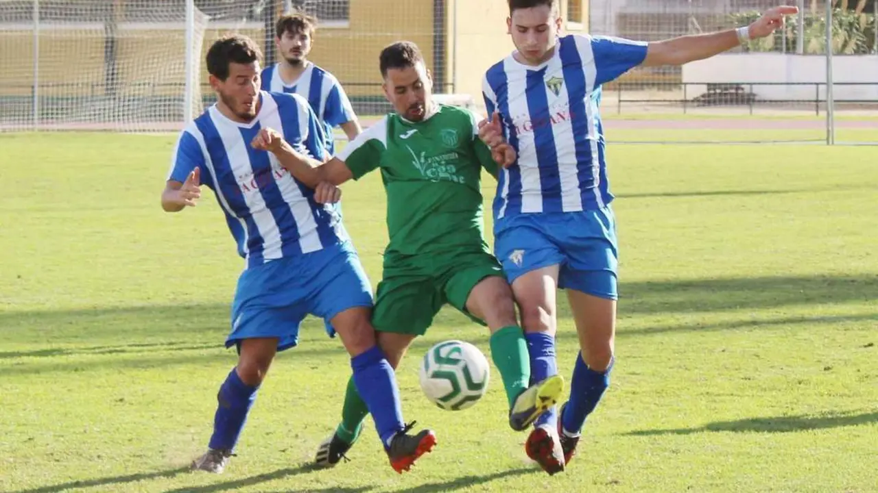 Pantic y Rafa presionan a un rival ante la mirada de Gallero - Ra&uacute;l J. Bustillos