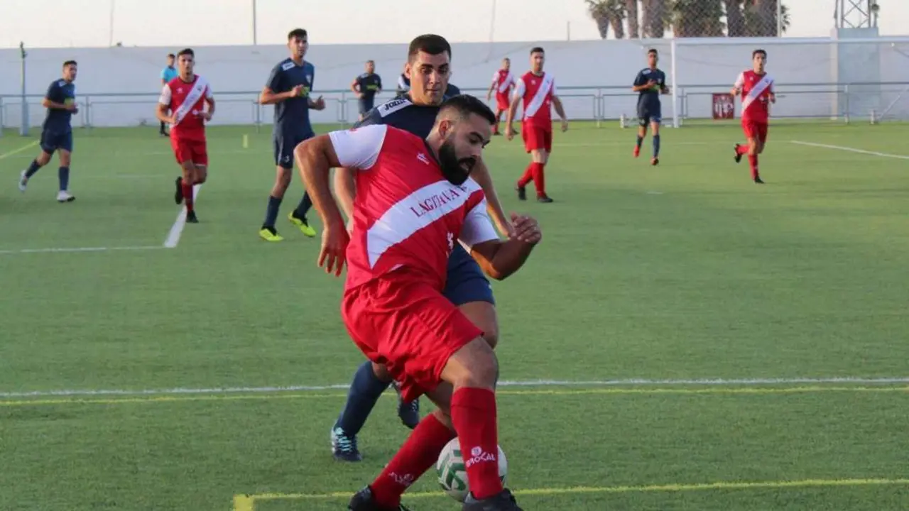 Jhony controla el bal&oacute;n ante la presencia de un jugador del J&eacute;dula - Ra&uacute;l J. Bustillos