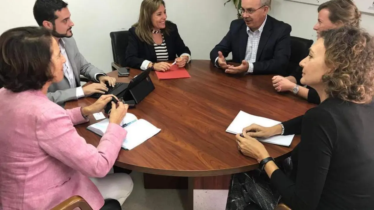 Reuni&oacute;n entre la delegada de Fomento y el presidente de la CEC. - Informaci&oacute;n.