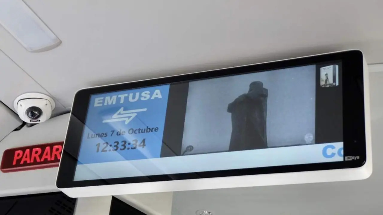 Im&aacute;genes de la inauguraci&oacute;n del monumento a Col&oacute;n en un autob&uacute;s de Emtusa. - VH