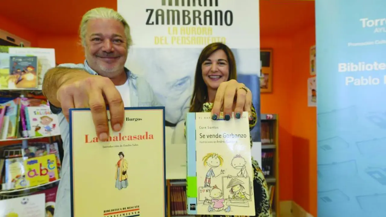 El edil de Cultura, David Tejeiro, present&oacute; las actividades junto a la bibliotecaria Noem&iacute; Fern&aacute;ndez. - ROHU