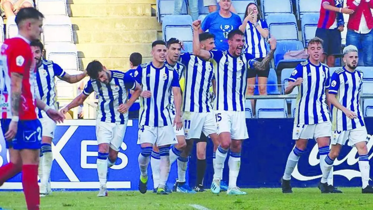 Jugadores del Recreativo celebran un gol. - TENOR