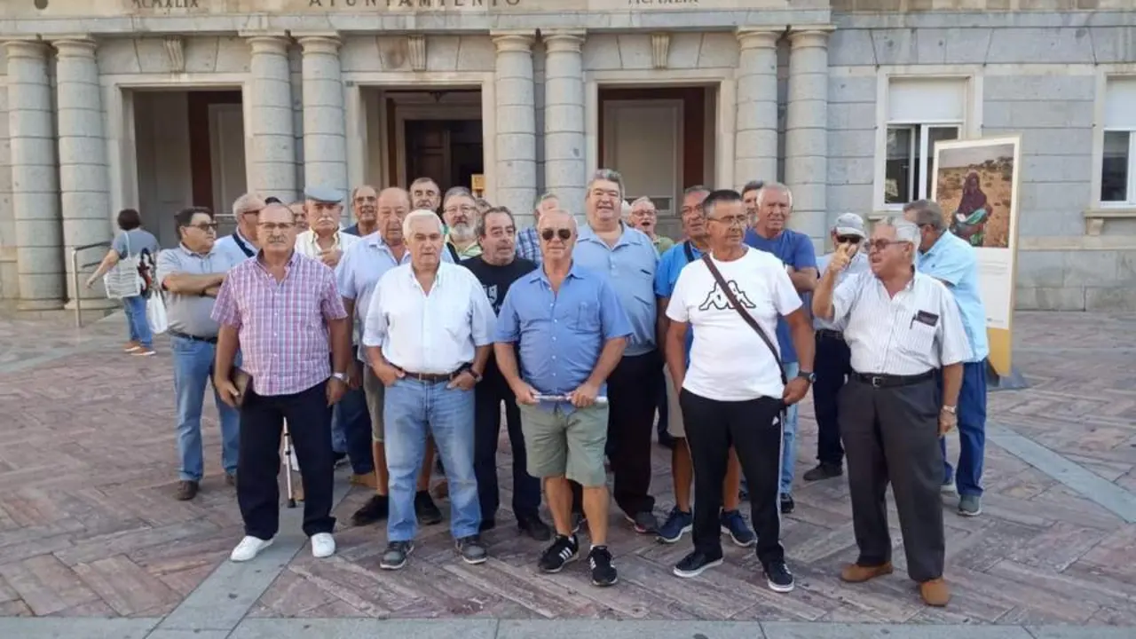 Hortelanos del Parque Moret, ante el Ayuntamiento. - VH