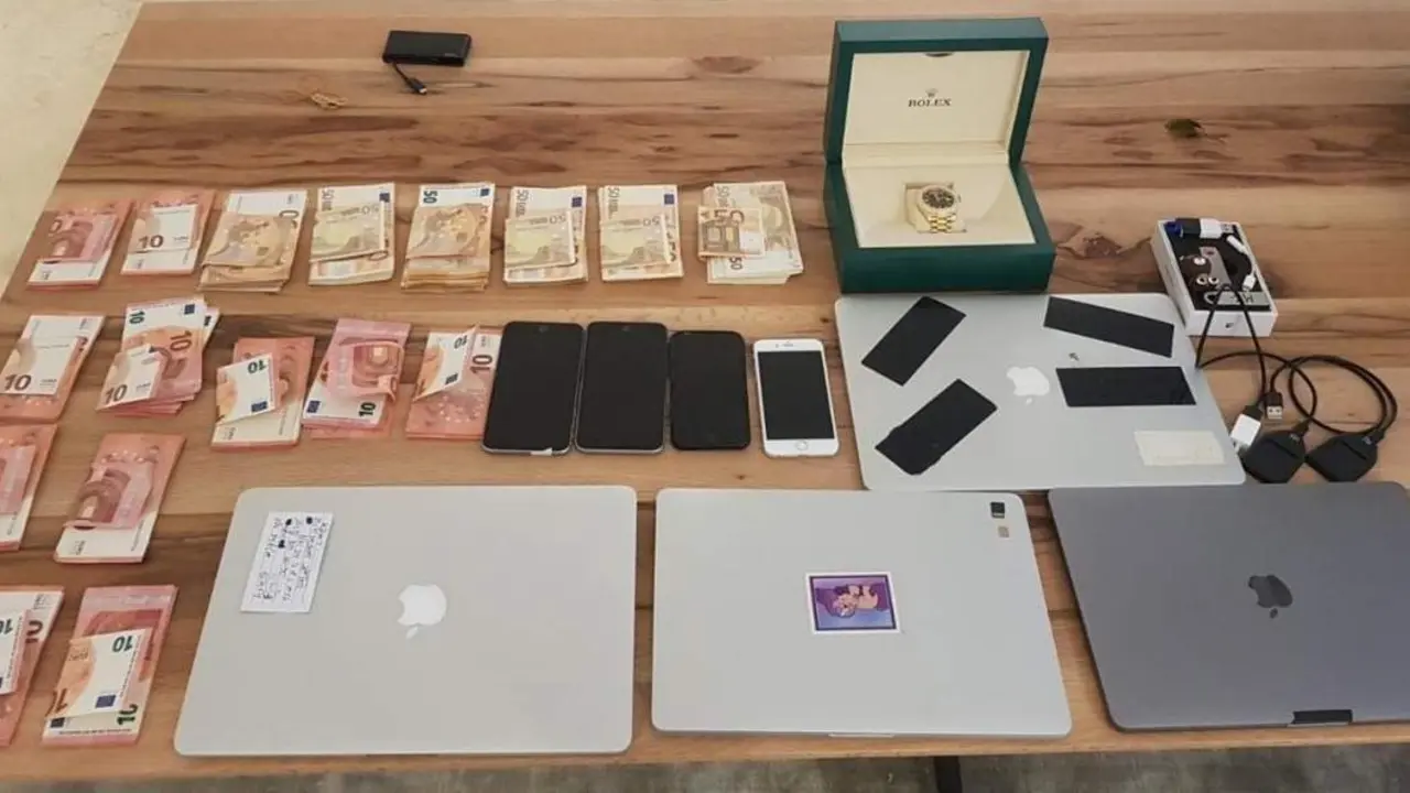 Efectos recuperados en la vivienda del pr&oacute;fugo de la justicia finlandesa detenido en Estepona. - vm