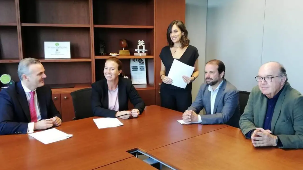 Firma del contrato entre Mercadona y AVRA. - CEDIDA