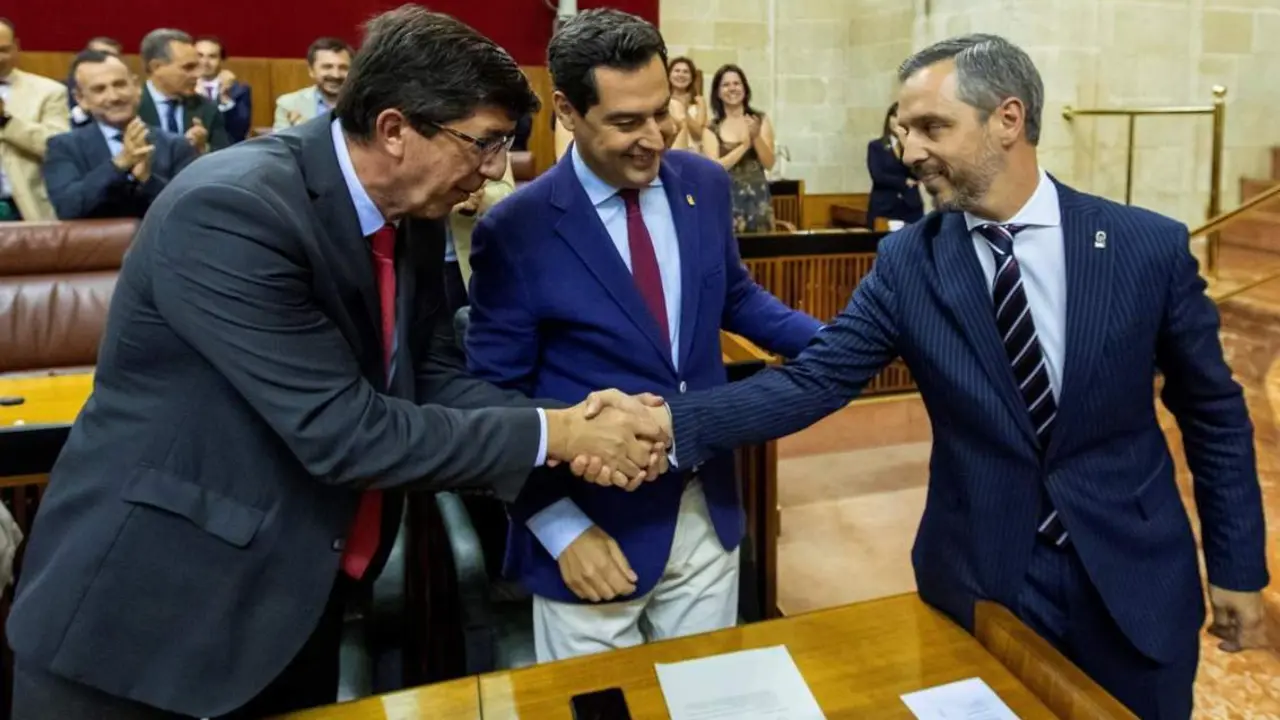 Juan Mar&iacute;n felicita a Juan Bravo (derecha) con Juanma Moreno como testigo. - Julio Mu&ntilde;oz/EFE