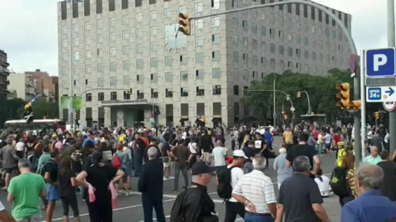 Una protesta en Barcelona-Sants se convierte en una marcha