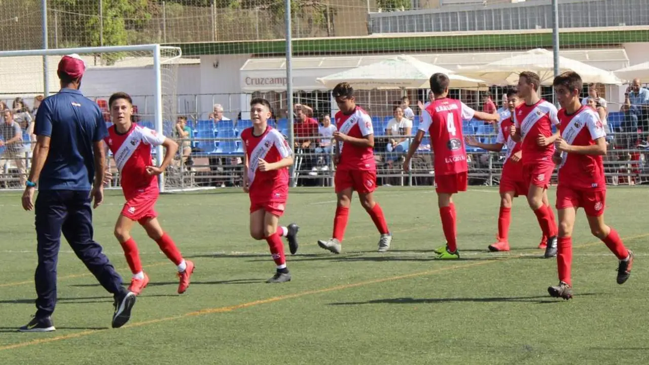 El equipo cadete de la UD Algaida celebra el 4-5 - Ra&uacute;l J. Bustillos