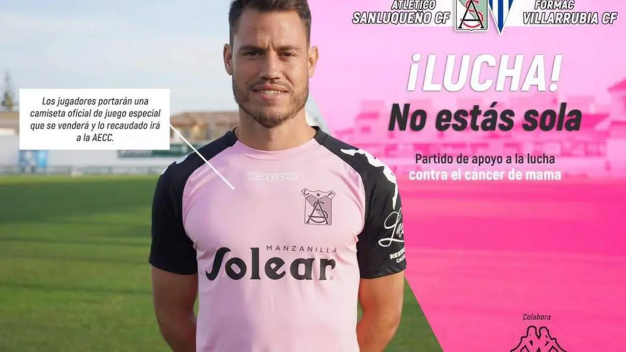 Jos&eacute; mostrando la camiseta de la lucha contra el c&aacute;ncer de mama - ASCF