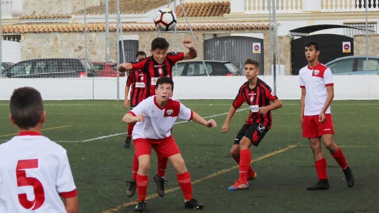 Una acci&oacute;n de este derbi de rivalidad local disputado en Las Palmeras - Ra&uacute;l J. Bustillos