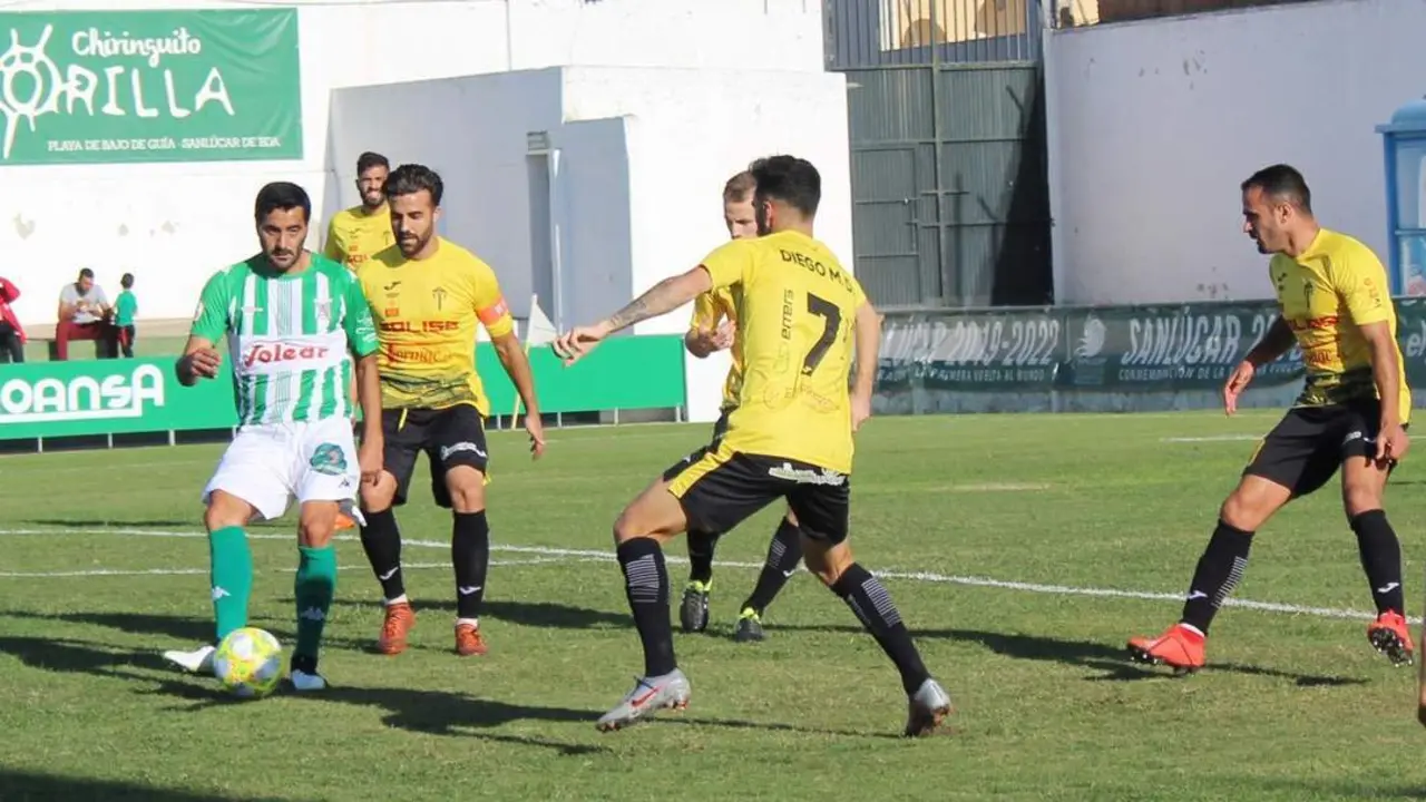 G&uuml;iza rodeado de cinco jugadores del Villarrubia - Ra&uacute;l J. Bustillos