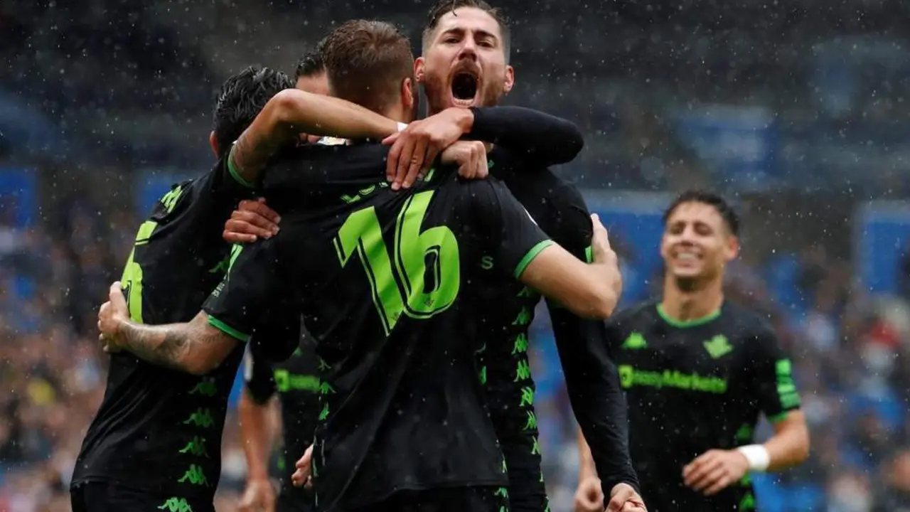 Loren Mor&oacute;n celebra con su compa&ntilde;ero Francisco Garc&iacute;a un gol ante la Real Sociedad.  - Javier Etxezarreta/EFe