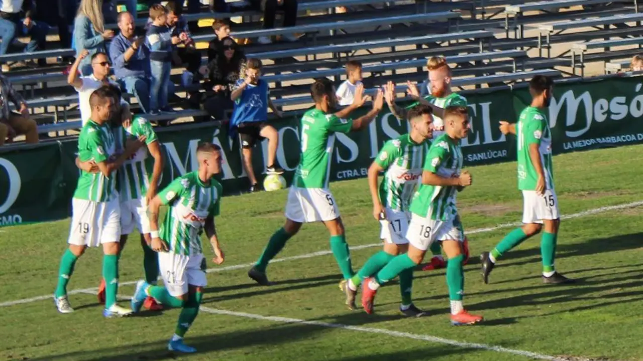 El Atl&eacute;tico Sanluque&ntilde;o celebra el 1-0 ante el Villarrubia - Ra&uacute;l J. Bustillos