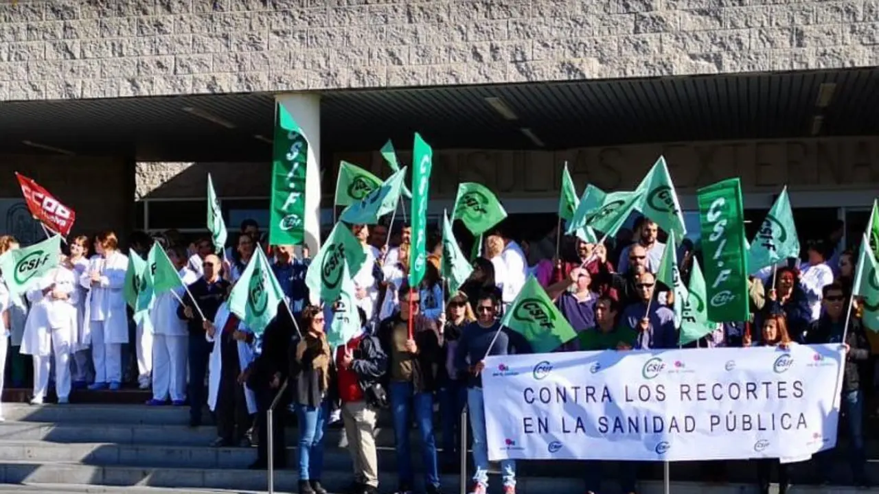 Concentraci&oacute;n a las puertas del Juan Ram&oacute;n Jim&eacute;nez. - VH