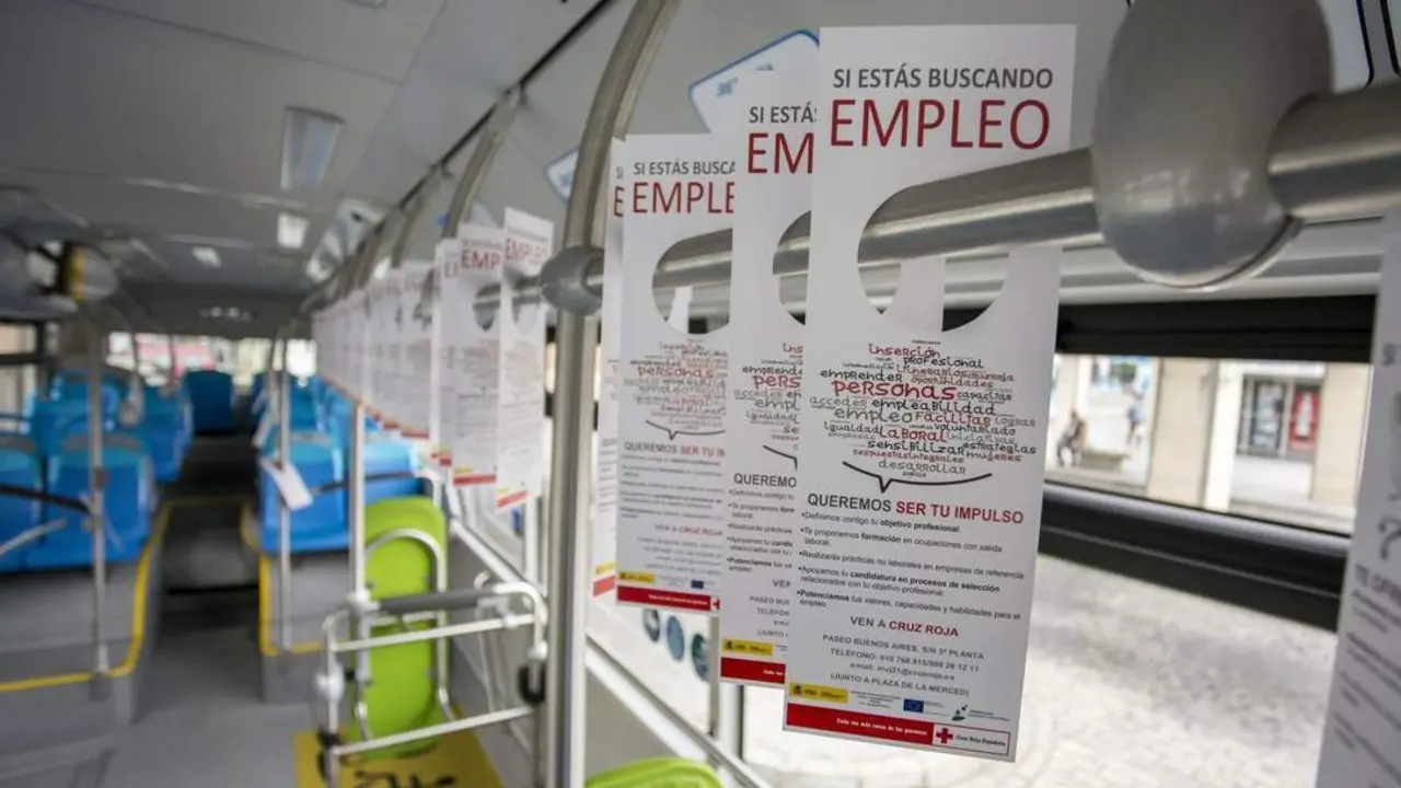 Campa&ntilde;a de Cruz Roja en un autob&uacute;s de Emtusa. - VH