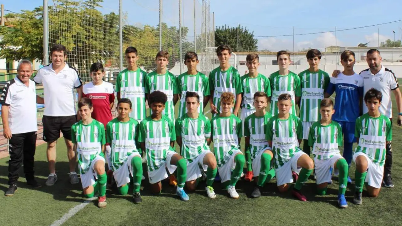 Los convocados del equipo infantil A del Atl&eacute;tico Sanluque&ntilde;o antes del partido - Ra&uacute;l J. Bustillos