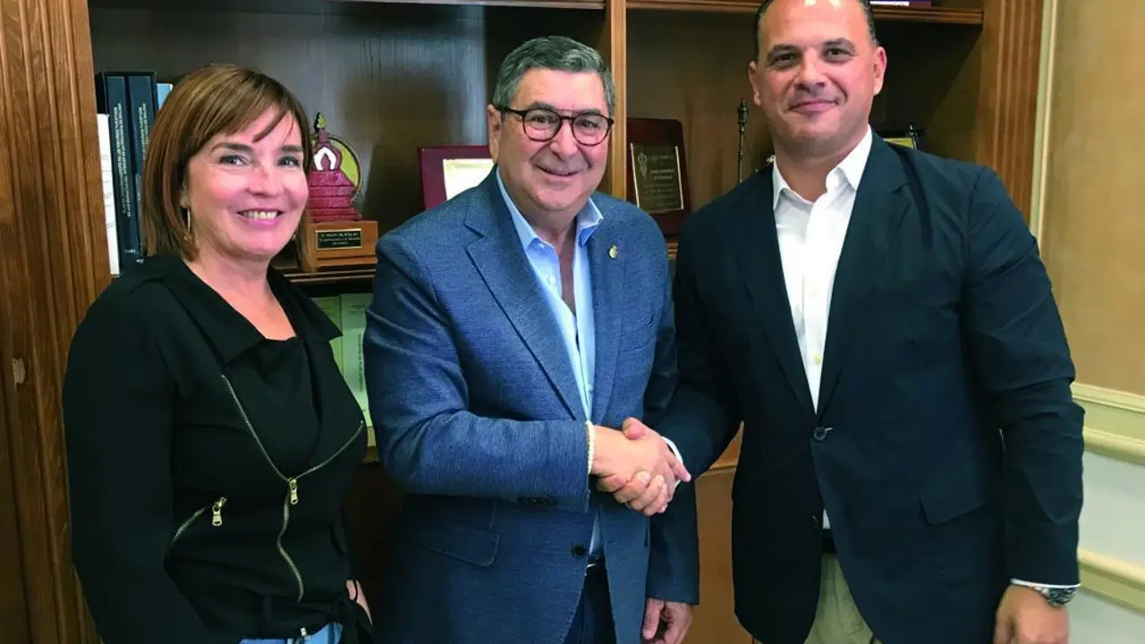 Acuerdo entre el Ayuntamiento de V&eacute;lez y la empresa Surlogist. - VM