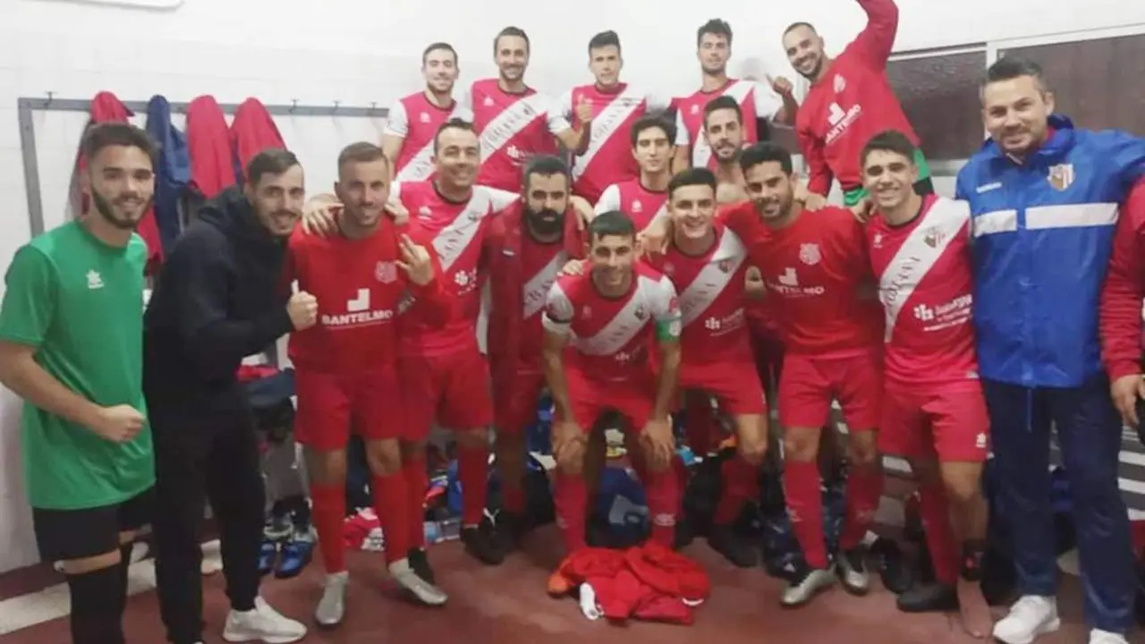Los jugadores de la UD Algaida celebran el triunfo tras el encuentro - UDA