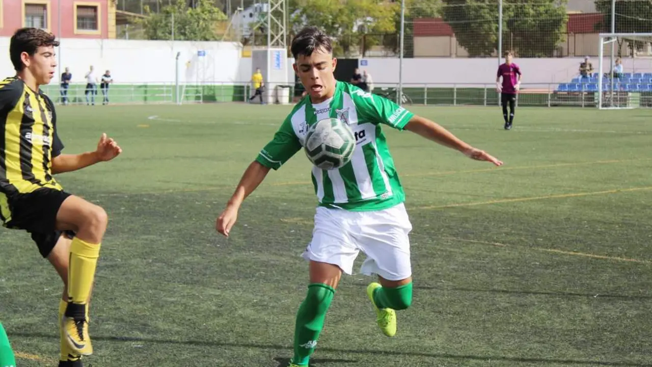 El defensa Pablo controla el bal&oacute;n ante un jugador onubense - Ra&uacute;l J. Bustillos