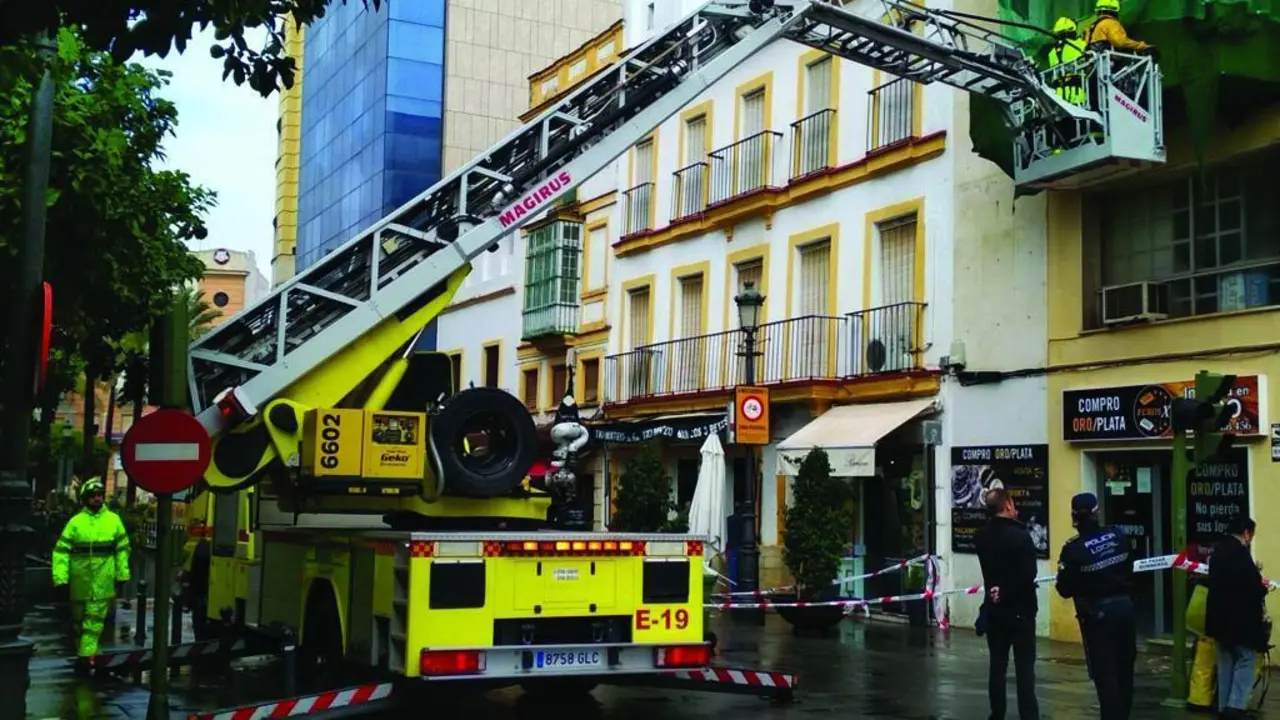 Los bomberos actuando en la fachada del bloque de viviendas.  - Bomberos