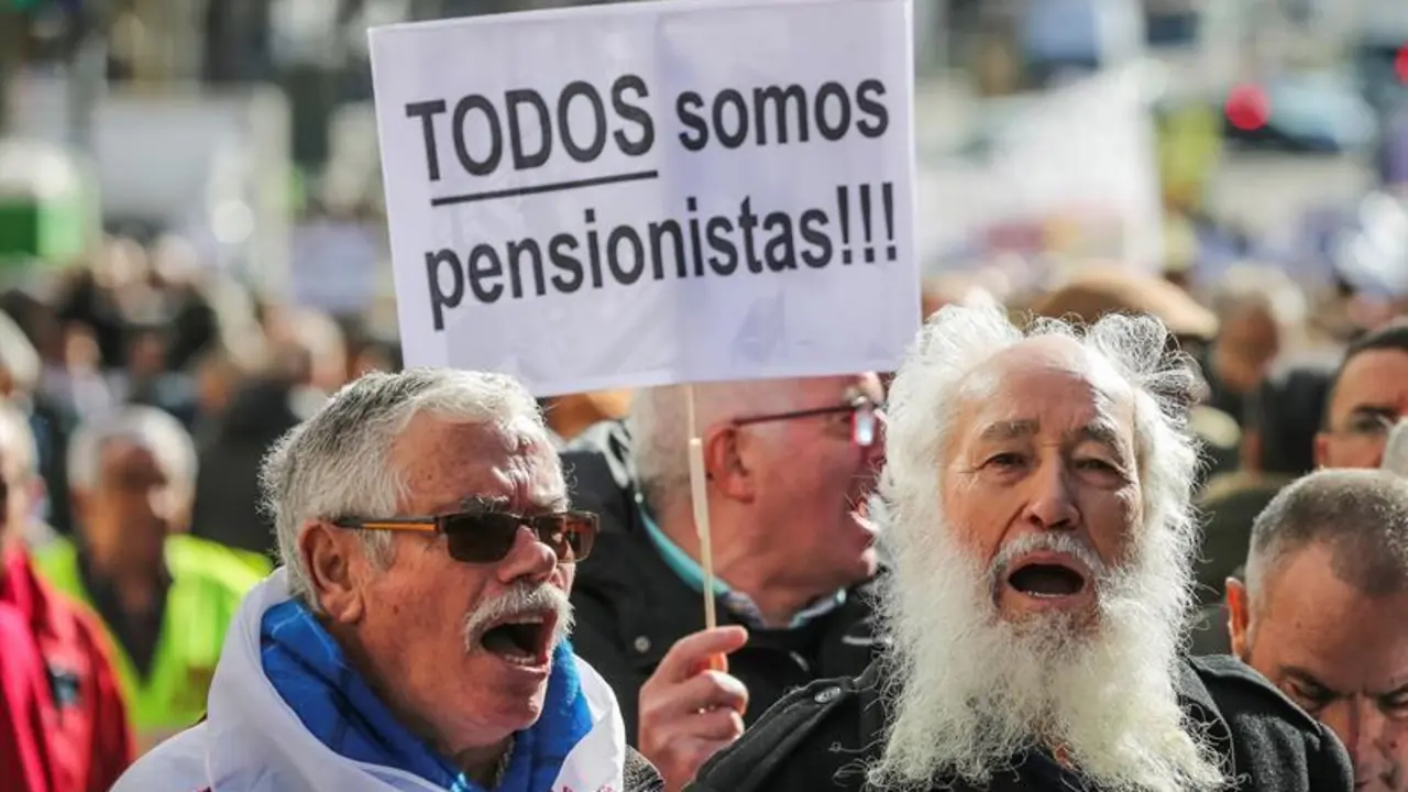 El futuro de las pensiones centra el debate pol&iacute;tico y ha llevado a la calle a miles de personas ya. - EFE