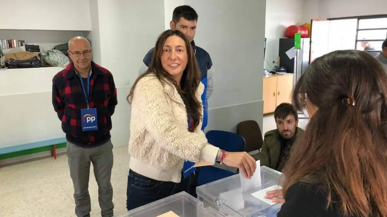 Loles L&oacute;pez votando. - VH