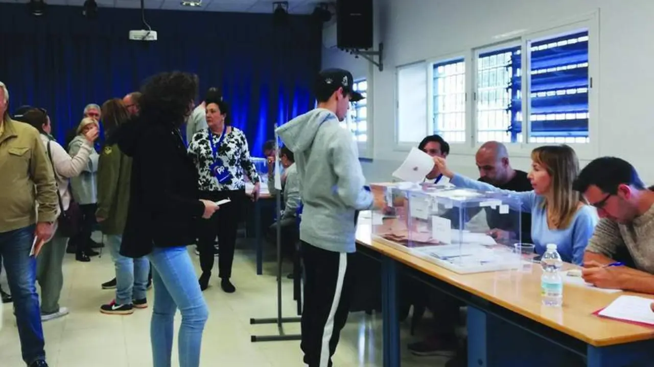 Votantes en el colegio Atenea de Torremolinos. - AM